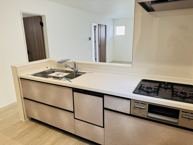 八王子市　台町　新築一戸建て　２４ー２期の内装|～リビング側の家族とコミュニケーションをとりやすいキッチンです～