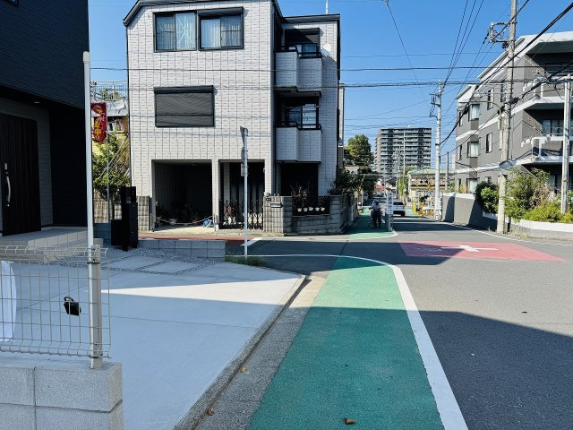 八王子市　台町　新築一戸建て　２４ー２期の前面道路含む現地写真|～東7.5ｍ・北6ｍ道路に面しています～
