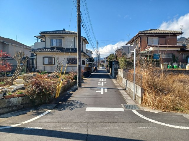 毛呂山町南台 土地26坪の前面道路含む現地写真|南側幅員約4.1ｍ公道に約7.8ｍ接す（隅切り2ｍ含む）