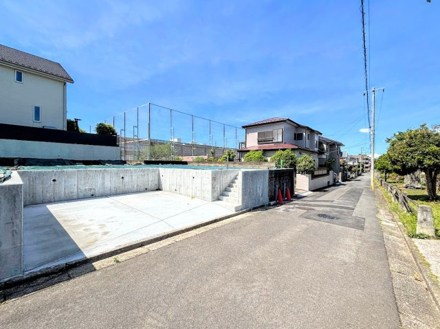 戸塚区柏尾町　建築条件なし売地の前面道路含む現地写真|◆前面道路も幅員があり車の運転も安心！前面道路は閑静な住宅地。車通りの少ない道路です。お子様にも安心です。