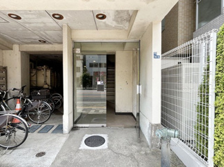【エントランス】 | お客様を、そして住人を出迎えてくれるマンションのエントランス。ゴミが落ちていないことからも、管理状態の良さや住民の節度の高さが見て取れます。～即日のご見学可能～　お問合せはお気軽にどうぞ。
