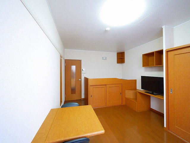 レオパレスクレール　ヨシノの居間・リビング|明るい洋室です。