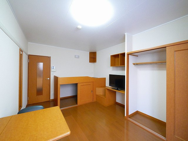 レオパレスクレール　ヨシノの居間・リビング|明るい洋室です。