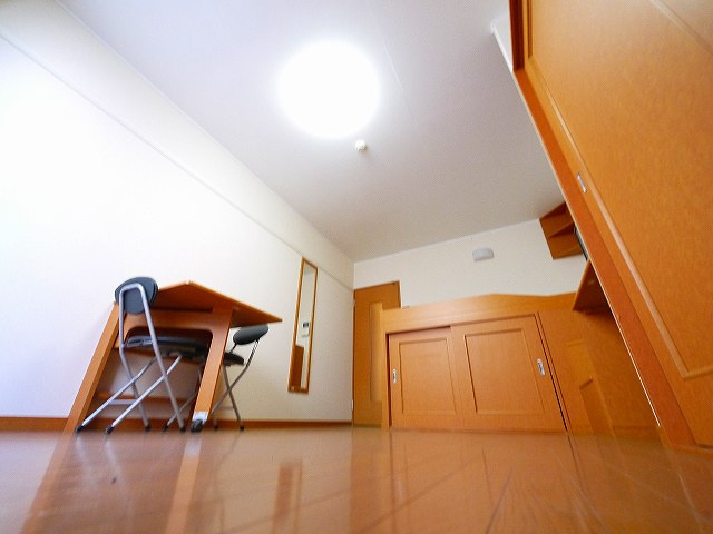 レオパレスクレール　ヨシノの居間・リビング|明るい洋室です。