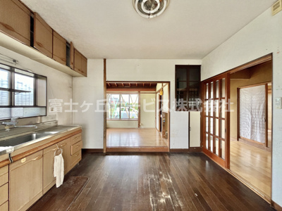 【ダイニング】 | 磐田市海老島　平屋中古住宅 | 造り付けの収納があります