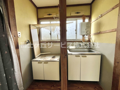 【キッチン】 | 磐田市海老島　平屋中古住宅 | 【離れ】左側：コンロ台、右側：流し台