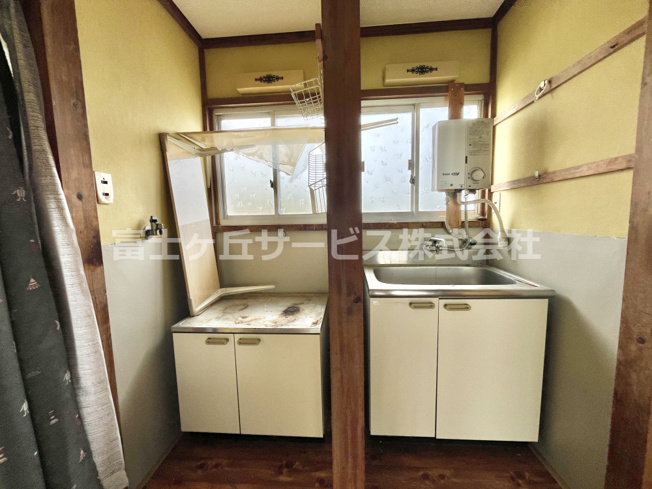 【キッチン】 | 磐田市海老島　平屋中古住宅 | 【離れ】左側：コンロ台、右側：流し台