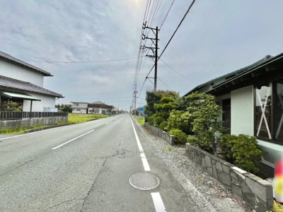 【前面道路含む現地写真】 | 磐田市海老島　平屋中古住宅 | 前面道路含む現地写真です、国道150号線沿いなので通勤にも便利な立地です。