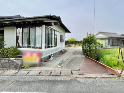 【前面道路含む現地写真】 | 磐田市海老島　平屋中古住宅 | 進入部分