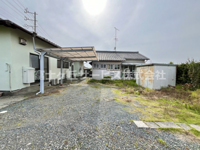 【駐車場】 | 磐田市海老島　平屋中古住宅 | 駐車は3台可能、1台分のカーポート付きです