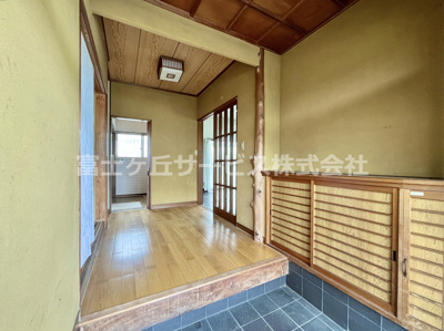 【玄関】 | 磐田市海老島　平屋中古住宅 | 収納もある玄関です