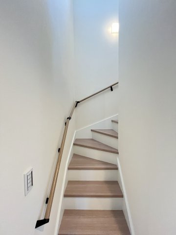 【内装】 | 福岡市早良区野芥6丁目BH　1号地（全1棟）【仲介手数料無料・0円】 | 現地写真。2階へ上がる階段です。手摺もついて安全ですね。