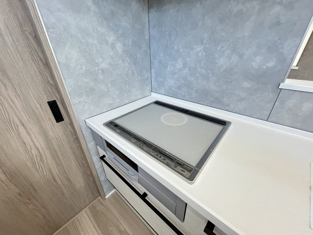 【キッチン】 | 福岡市早良区野芥6丁目BH　1号地（全1棟）【仲介手数料無料・0円】 | 現地写真。IHクッキングヒーター