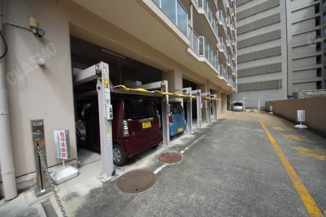 ルネ江坂の駐車場