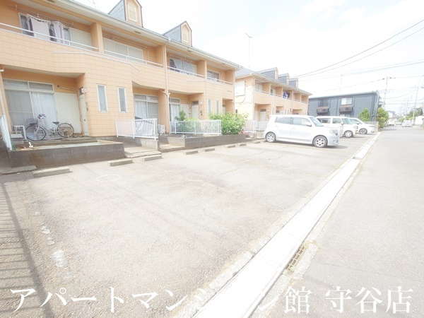 ハイネスハイムBの駐車場