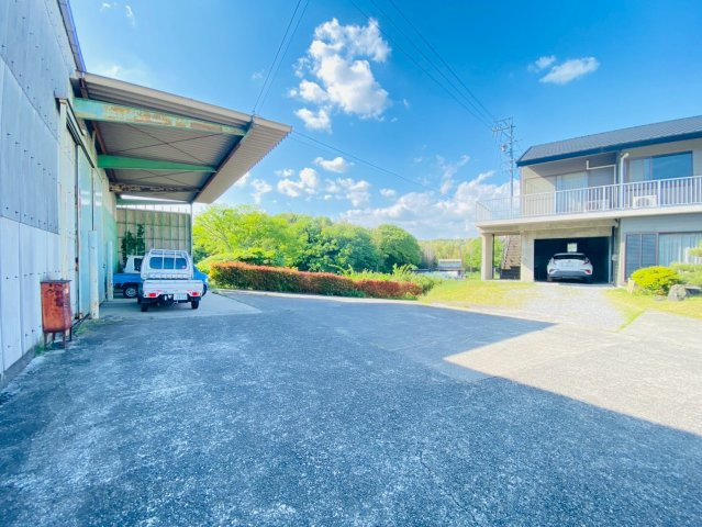 岡町貸倉庫の駐車場