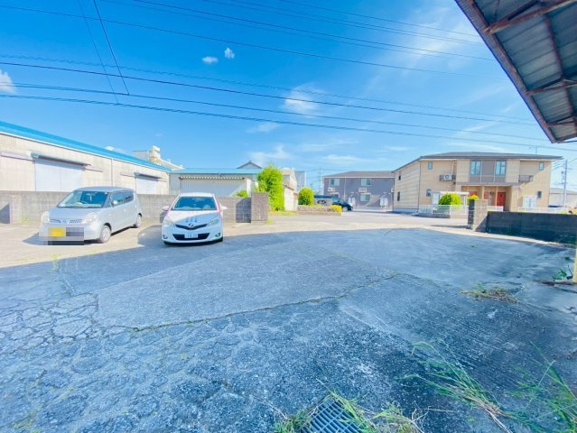 岡町貸倉庫の駐車場