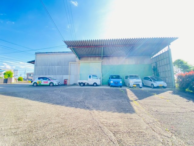 岡町貸倉庫の駐車場