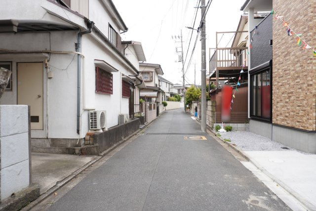 草加市北谷3丁目 新築分譲住宅の前面道路含む現地写真