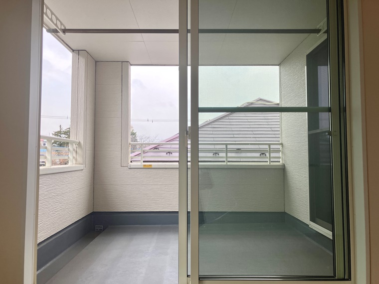 暖かな日差しのふりそそぐバルコニー