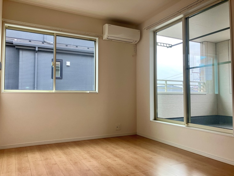 落ち着いた色調の寝室です