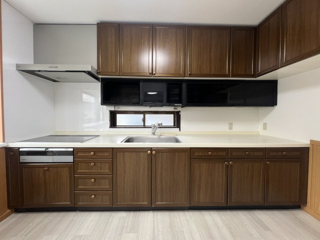 サウナ×ルーバルあります！整いリフォーム【保土ヶ谷区峰岡町】中古戸建のキッチン|きれいなキッチンです