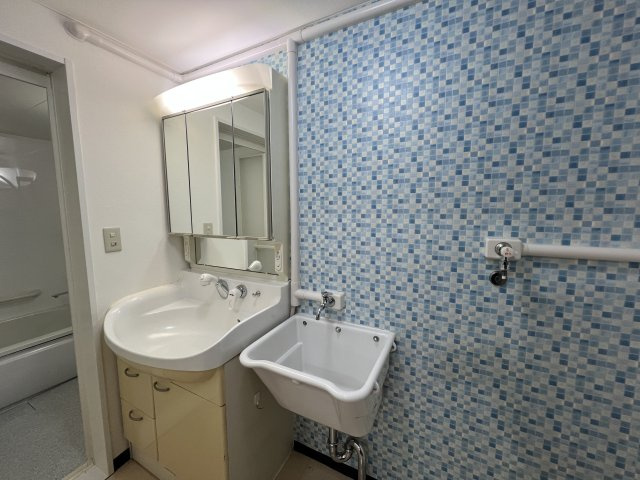 サウナ×ルーバルあります！整いリフォーム【保土ヶ谷区峰岡町】中古戸建の独立洗面台|独立洗面台で身支度をすべて済ませてしまいましょう