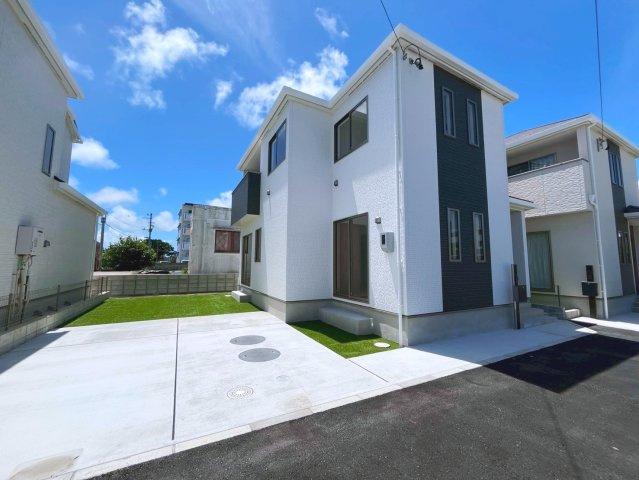 ハートフルタウンうるま市赤野　B号棟の外観|駐車4台可能