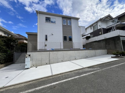 カースペース３台×南側お庭付き！町田市三輪緑山2丁目 新築戸建の画像