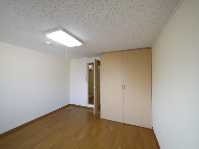 レオパレス冨田の洋室|落ち着いた色調の洋室です