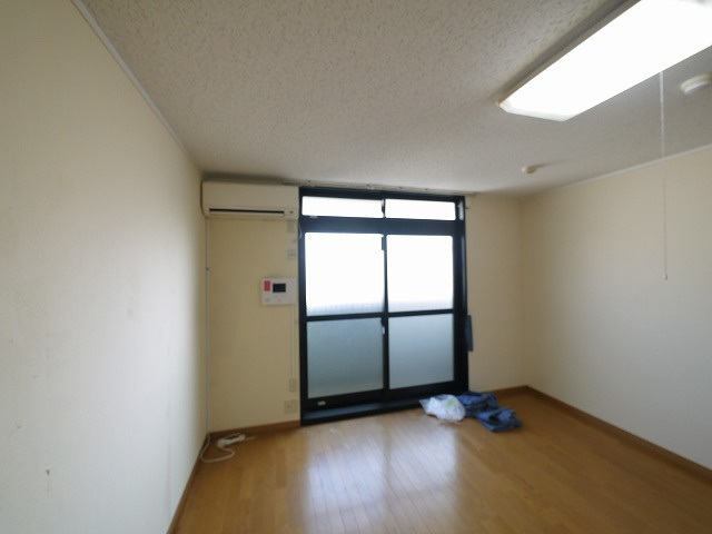 レオパレス冨田の洋室|ゆったりした洋室です