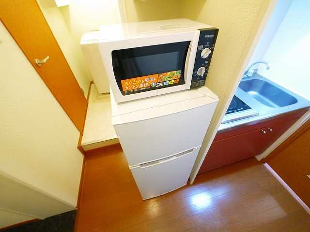 レオパレスクレール　ヨシノのキッチン|2ドア冷蔵庫・電子レンジ