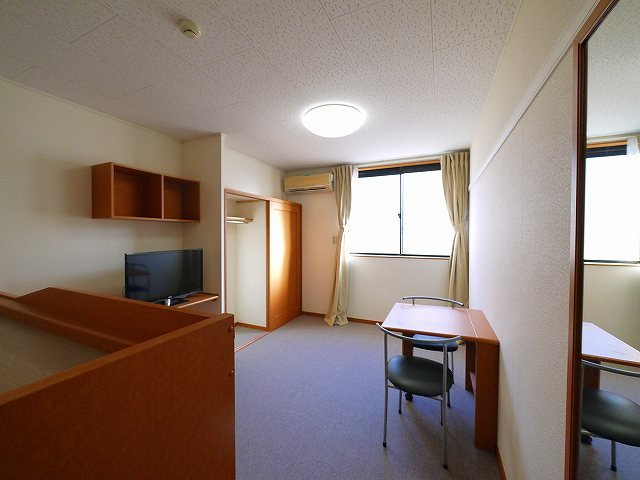 レオパレスクレール　ヨシノの寝室|落ち着いた色調の洋室です