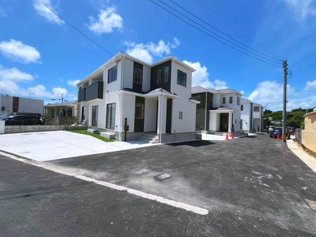 ハートフルタウンうるま市赤野　D号棟の前面道路含む現地写真