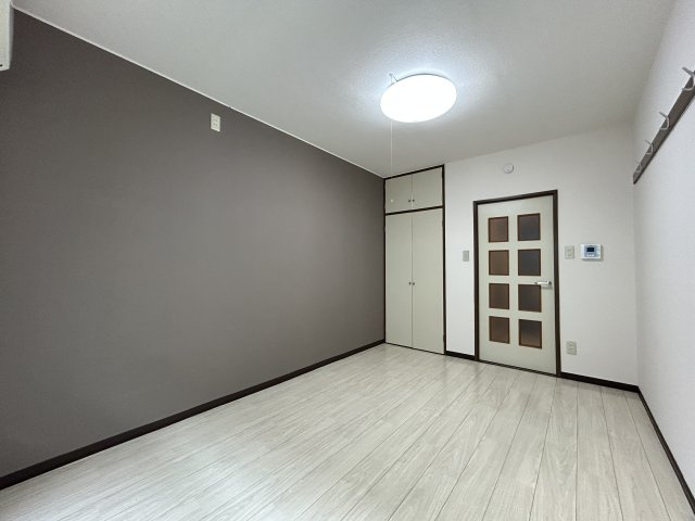 エマーユ若葉の洋室