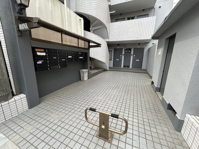 エマーユ若葉のエントランス