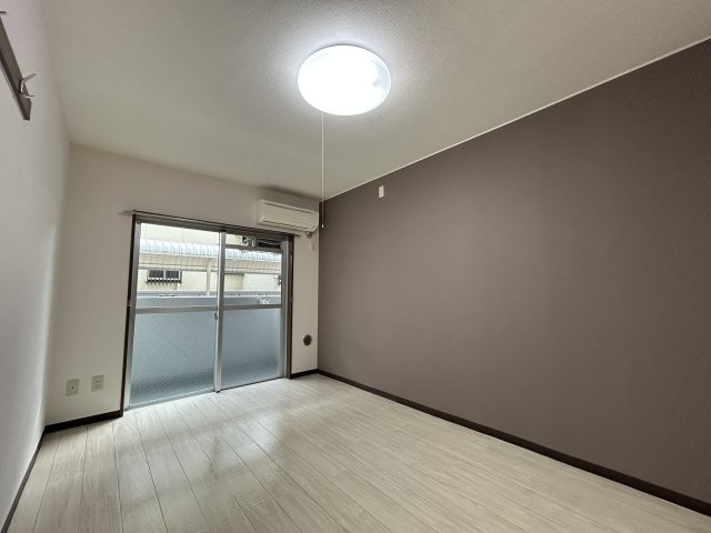 エマーユ若葉の洋室