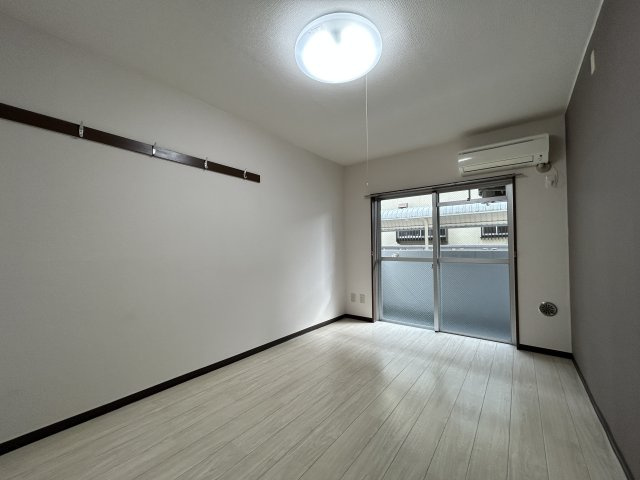 エマーユ若葉の洋室