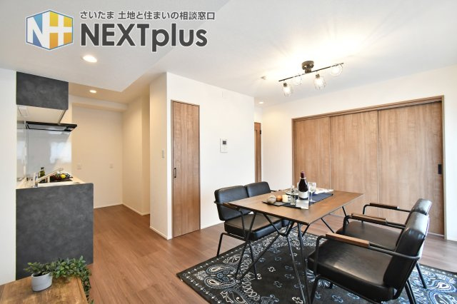 ライオンズシティ春日部の居間・リビング|LDK12.7帖：カウンターキッチンの前にはダイニングテーブルを置き、横にソファーやテレビを置く事で、ダイニング空間とリビング空間を分ける事ができメリハリがつきます！