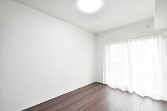 ライオンズシティ春日部の洋室|洋室①6.0帖：梁などデッドスペースになるものが室内にないため、家具のレイアウトもしやすいお部屋になっております！ダブルベッドも置くことが出来る洋室です。