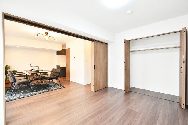 ライオンズシティ春日部の洋室|洋室①6.0帖：リビング横の洋室です。スライドドアを開けると18帖越えの開放的なリビングとしてお使いいただくこともできます。クローゼットもあるので収納力もGOOD◎！