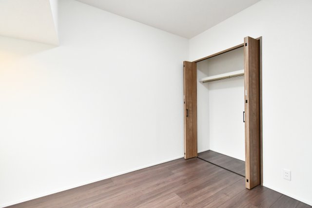 ライオンズシティ春日部の洋室|洋室②5.5帖：クローゼットは上下セパレート・ハンガーパイプ付きです！上には季節物や思い出など毎日手に取らないものを収納、下にはハンガーパイプへコートや洋服など…かける収納もできます！