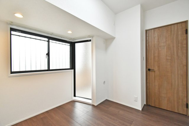 ライオンズシティ春日部の洋室|洋室③4.5帖：玄関横の洋室です。すりガラスで大きな窓が設置されておりますので、明るい洋室になっております。【即日OK】現地集合・来店希望等、お客様に合わせご案内可能です！お問合せお待ちしております。