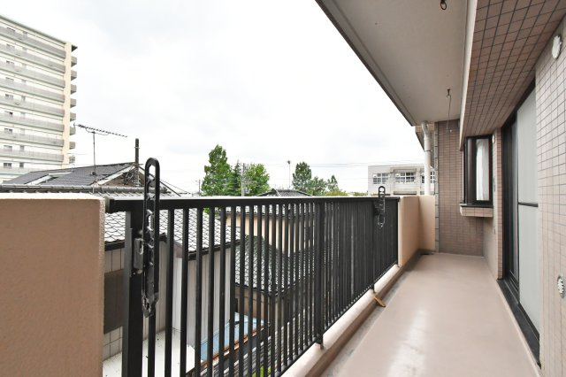 ライオンズシティ春日部のバルコニー|難しいイメージの住宅ローンは経験スタッフが丁寧にお手伝いしますのでご安心下さい。「家を買って終わり」ではなく、「買ってからがスタート」と考え、一人ひとりにあった資金計画やプランをご提案致します！