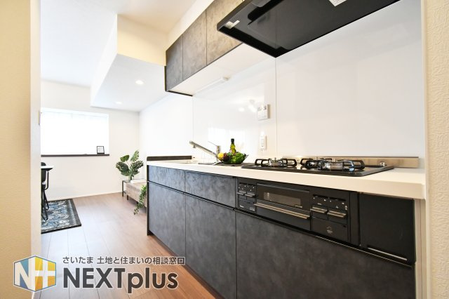 ライオンズシティ春日部のキッチン|奥行きも横幅も広さがありますので、2人でお料理しても動きやすいゆったり空間です！カウンターキッチンはお料理をしながら家族の様子が見え、会話も弾むので人気な設備となっております！