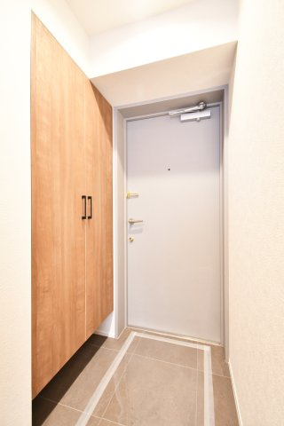 ライオンズシティ春日部の玄関|トールサイズのシューズボックスですので、ご家族分の靴がしっかり収納する事ができます！ブーツや長靴などの季節ものや、高さのあるヒールなどもまとめて収納できるのが嬉しいポイントです。