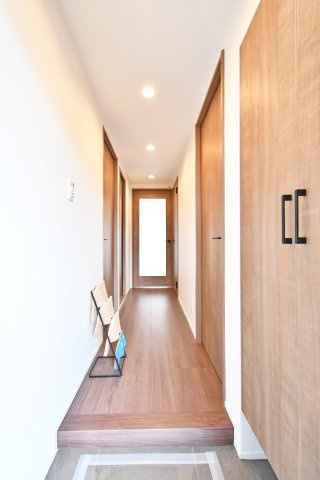 ライオンズシティ春日部の玄関|玄関ドアの正面にはリビングのとびらがせっちされておりますので、急な訪問で玄関を開けた際室内が見えない設計です！窓もありますので、玄関も外からの光が差し込みます。