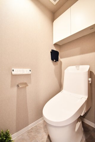 ライオンズシティ春日部のトイレ|トイレ：奥行きにゆとりがあり、圧迫感の少ないトイレスペース。吊戸棚付きで、トイレットペーパーなどの備品補充も楽々行えます。掃除用具をしまうと清潔感も消す事ができ、イマドキなお部屋にできます。