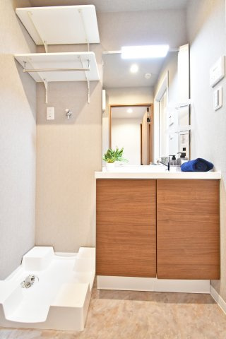 ライオンズシティ春日部の独立洗面台|三面鏡付き洗面台は朝の寝癖直しも楽々。鏡裏には歯ブラシセットやスキンケアも収納できて魅力的です！下の収納にもドライヤーや入浴グッツ、洗剤のストックなど…様々なものが収納できる便利な設備です！