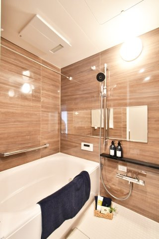 ライオンズシティ春日部の浴室|シックで上品さを感じるバスルームはまるでホテルのような仕上がり。日常から解放できる癒しの空間となります。木目がアクセントになっております！新品交換済みですのでご入居後から気持ちよく入浴頂けます。